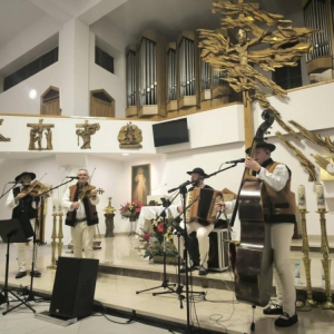 Zdjęcie przedstawia koncert kolędowy w Parafii w Świerklańcu. Koncert pt. Beskidzcy zbóje odbył się 19 stycznia