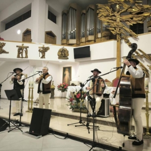 Zdjęcie przedstawia koncert kolędowy w Parafii w Świerklańcu. Koncert pt. Beskidzcy zbóje odbył się 19 stycznia