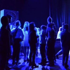 III dzień zimowiska. Wyjazd do Teatru Dzieci Zagłębia w Będzinie na przedstawienie Złodziej Czasu. Po spektaklu lekcja teatralna.