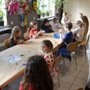 I dzień zimowiska. Gry i zabawy interakcyjne, omawianie zasad regulaminu, praca plastyczna.