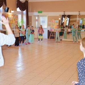 IV dzień zimowiska. Leśne ciekawostki. Gościmy leśnika z Nadleśnictwa Świerklaniec. Praca plastyczna - Magiczny Las.