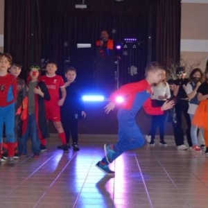 V dzień zimowiska. Bal przebierańców. Zabawa karnawałowa w GOKu.