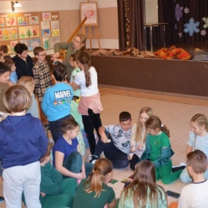 IV dzień zimowiska. Leśne ciekawostki. Gościmy leśnika z Nadleśnictwa Świerklaniec. Praca plastyczna - Magiczny Las.