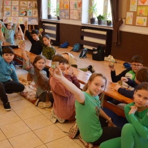 IV dzień zimowiska. Leśne ciekawostki. Gościmy leśnika z Nadleśnictwa Świerklaniec. Praca plastyczna - Magiczny Las.