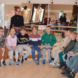 I dzień zimowiska. Gry i zabawy interakcyjne, omawianie zasad regulaminu, praca plastyczna.