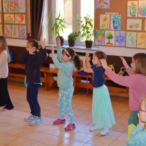IV dzień zimowiska. Leśne ciekawostki. Gościmy leśnika z Nadleśnictwa Świerklaniec. Praca plastyczna - Magiczny Las.