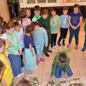 IV dzień zimowiska. Leśne ciekawostki. Gościmy leśnika z Nadleśnictwa Świerklaniec. Praca plastyczna - Magiczny Las.