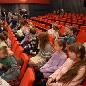 III dzień zimowiska. Wyjazd do Teatru Dzieci Zagłębia w Będzinie na przedstawienie Złodziej Czasu. Po spektaklu lekcja teatralna.