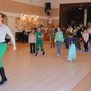 IV dzień zimowiska. Leśne ciekawostki. Gościmy leśnika z Nadleśnictwa Świerklaniec. Praca plastyczna - Magiczny Las.