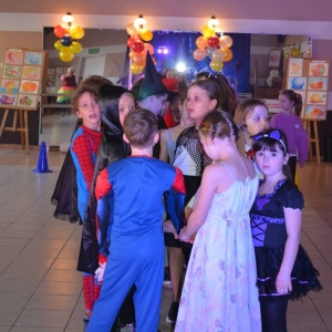 V dzień zimowiska. Bal przebierańców. Zabawa karnawałowa w GOKu.