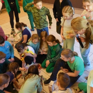 IV dzień zimowiska. Leśne ciekawostki. Gościmy leśnika z Nadleśnictwa Świerklaniec. Praca plastyczna - Magiczny Las.