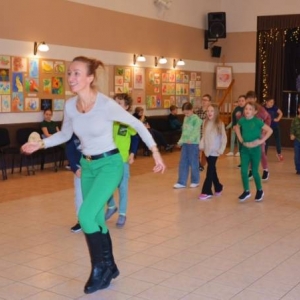 IV dzień zimowiska. Leśne ciekawostki. Gościmy leśnika z Nadleśnictwa Świerklaniec. Praca plastyczna - Magiczny Las.