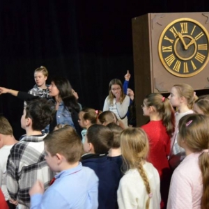 III dzień zimowiska. Wyjazd do Teatru Dzieci Zagłębia w Będzinie na przedstawienie Złodziej Czasu. Po spektaklu lekcja teatralna.