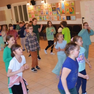 IV dzień zimowiska. Leśne ciekawostki. Gościmy leśnika z Nadleśnictwa Świerklaniec. Praca plastyczna - Magiczny Las.