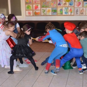 V dzień zimowiska. Bal przebierańców. Zabawa karnawałowa w GOKu.