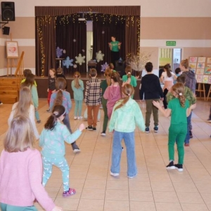 IV dzień zimowiska. Leśne ciekawostki. Gościmy leśnika z Nadleśnictwa Świerklaniec. Praca plastyczna - Magiczny Las.