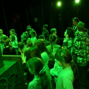 III dzień zimowiska. Wyjazd do Teatru Dzieci Zagłębia w Będzinie na przedstawienie Złodziej Czasu. Po spektaklu lekcja teatralna.