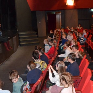 III dzień zimowiska. Wyjazd do Teatru Dzieci Zagłębia w Będzinie na przedstawienie Złodziej Czasu. Po spektaklu lekcja teatralna.
