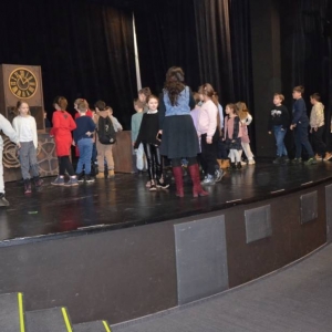 III dzień zimowiska. Wyjazd do Teatru Dzieci Zagłębia w Będzinie na przedstawienie Złodziej Czasu. Po spektaklu lekcja teatralna.