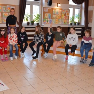 I dzień zimowiska. Gry i zabawy interakcyjne, omawianie zasad regulaminu, praca plastyczna.