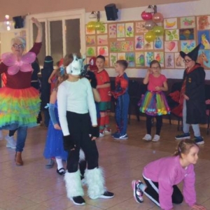 V dzień zimowiska. Bal przebierańców. Zabawa karnawałowa w GOKu.