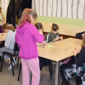 I dzień zimowiska. Gry i zabawy interakcyjne, omawianie zasad regulaminu, praca plastyczna.