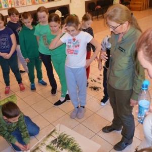 IV dzień zimowiska. Leśne ciekawostki. Gościmy leśnika z Nadleśnictwa Świerklaniec. Praca plastyczna - Magiczny Las.