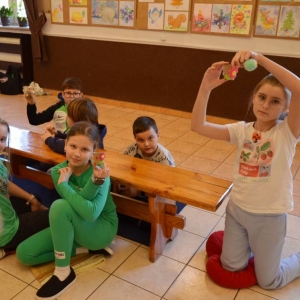 IV dzień zimowiska. Leśne ciekawostki. Gościmy leśnika z Nadleśnictwa Świerklaniec. Praca plastyczna - Magiczny Las.