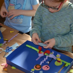 IV dzień zimowiska. Leśne ciekawostki. Gościmy leśnika z Nadleśnictwa Świerklaniec. Praca plastyczna - Magiczny Las.