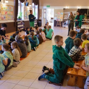 IV dzień zimowiska. Leśne ciekawostki. Gościmy leśnika z Nadleśnictwa Świerklaniec. Praca plastyczna - Magiczny Las.