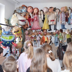 III dzień zimowiska. Wyjazd do Teatru Dzieci Zagłębia w Będzinie na przedstawienie Złodziej Czasu. Po spektaklu lekcja teatralna.