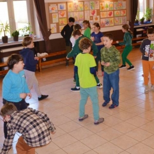 IV dzień zimowiska. Leśne ciekawostki. Gościmy leśnika z Nadleśnictwa Świerklaniec. Praca plastyczna - Magiczny Las.