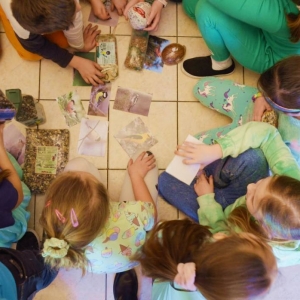 IV dzień zimowiska. Leśne ciekawostki. Gościmy leśnika z Nadleśnictwa Świerklaniec. Praca plastyczna - Magiczny Las.