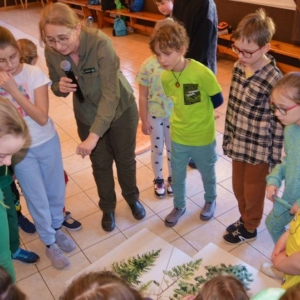 IV dzień zimowiska. Leśne ciekawostki. Gościmy leśnika z Nadleśnictwa Świerklaniec. Praca plastyczna - Magiczny Las.