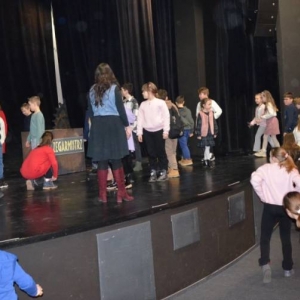 III dzień zimowiska. Wyjazd do Teatru Dzieci Zagłębia w Będzinie na przedstawienie Złodziej Czasu. Po spektaklu lekcja teatralna.