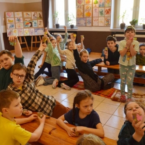IV dzień zimowiska. Leśne ciekawostki. Gościmy leśnika z Nadleśnictwa Świerklaniec. Praca plastyczna - Magiczny Las.