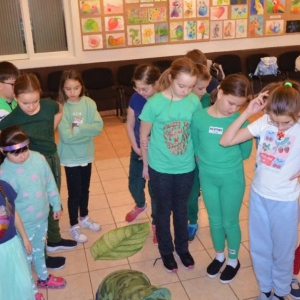 IV dzień zimowiska. Leśne ciekawostki. Gościmy leśnika z Nadleśnictwa Świerklaniec. Praca plastyczna - Magiczny Las.