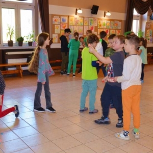 IV dzień zimowiska. Leśne ciekawostki. Gościmy leśnika z Nadleśnictwa Świerklaniec. Praca plastyczna - Magiczny Las.