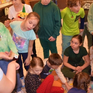 IV dzień zimowiska. Leśne ciekawostki. Gościmy leśnika z Nadleśnictwa Świerklaniec. Praca plastyczna - Magiczny Las.