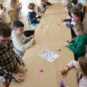 I dzień zimowiska. Gry i zabawy interakcyjne, omawianie zasad regulaminu, praca plastyczna.