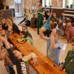 IV dzień zimowiska. Leśne ciekawostki. Gościmy leśnika z Nadleśnictwa Świerklaniec. Praca plastyczna - Magiczny Las.