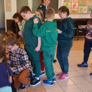 IV dzień zimowiska. Leśne ciekawostki. Gościmy leśnika z Nadleśnictwa Świerklaniec. Praca plastyczna - Magiczny Las.