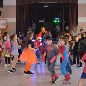 V dzień zimowiska. Bal przebierańców. Zabawa karnawałowa w GOKu.