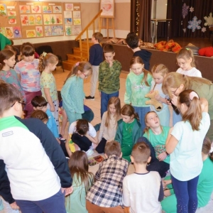 IV dzień zimowiska. Leśne ciekawostki. Gościmy leśnika z Nadleśnictwa Świerklaniec. Praca plastyczna - Magiczny Las.