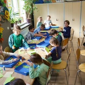 IV dzień zimowiska. Leśne ciekawostki. Gościmy leśnika z Nadleśnictwa Świerklaniec. Praca plastyczna - Magiczny Las.