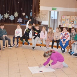 I dzień zimowiska. Gry i zabawy interakcyjne, omawianie zasad regulaminu, praca plastyczna.