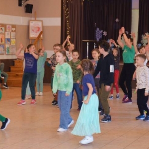 IV dzień zimowiska. Leśne ciekawostki. Gościmy leśnika z Nadleśnictwa Świerklaniec. Praca plastyczna - Magiczny Las.
