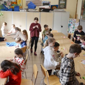 I dzień zimowiska. Gry i zabawy interakcyjne, omawianie zasad regulaminu, praca plastyczna.