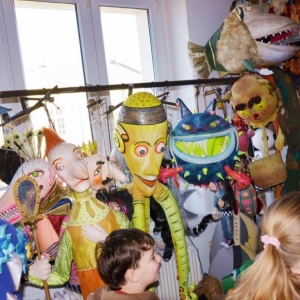 III dzień zimowiska. Wyjazd do Teatru Dzieci Zagłębia w Będzinie na przedstawienie Złodziej Czasu. Po spektaklu lekcja teatralna.