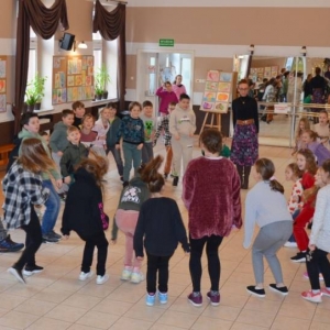 I dzień zimowiska. Gry i zabawy interakcyjne, omawianie zasad regulaminu, praca plastyczna.